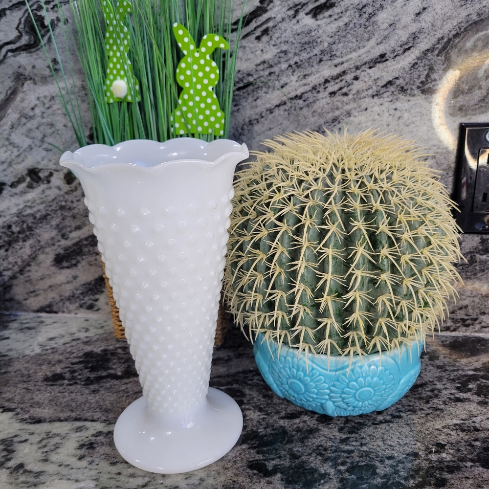 🌵Large Vintage Milk Glass Vase Good Condition - Picture 1 of 7